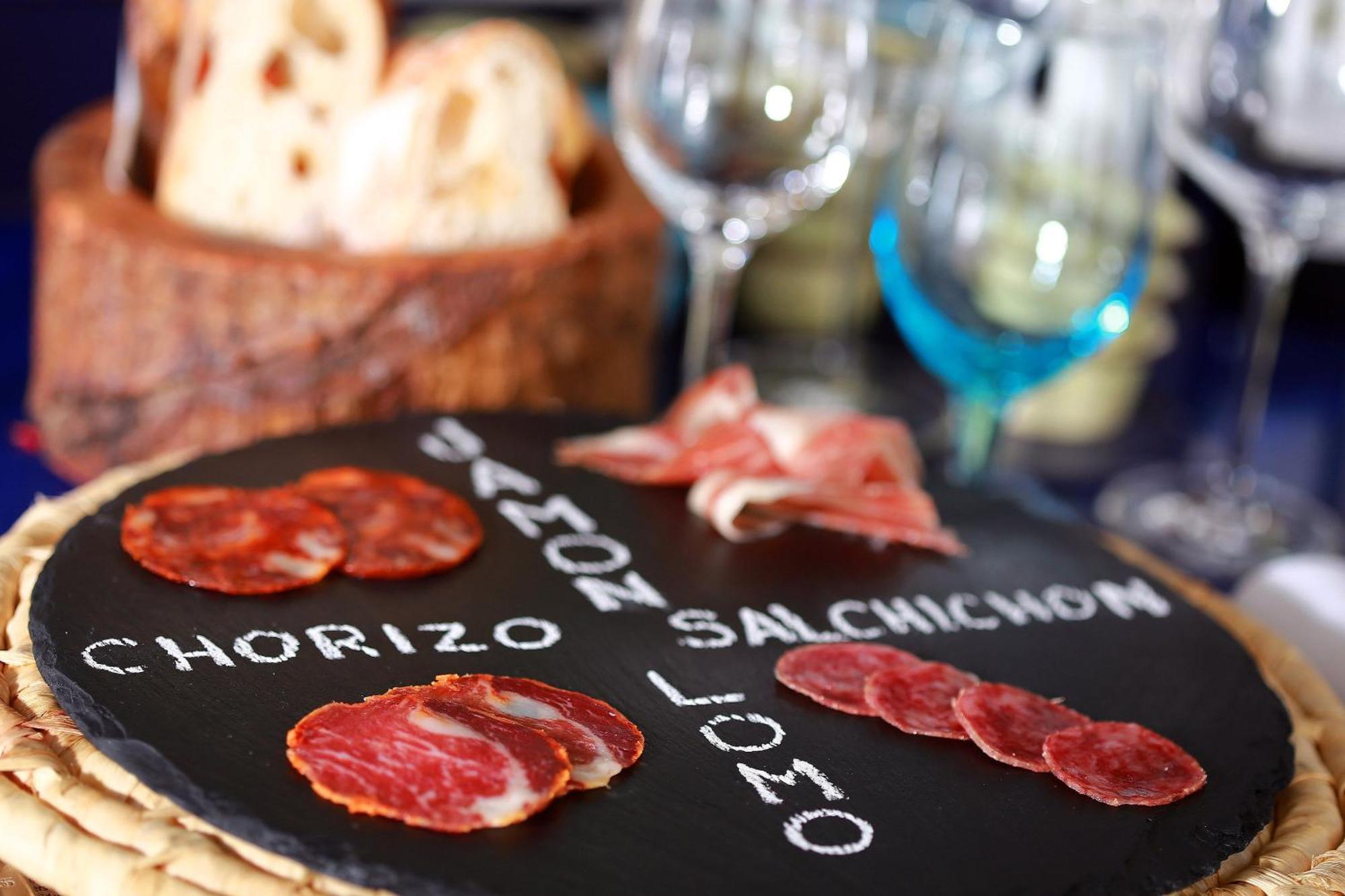 Centara Grand At Centralworld Μπανγκόκ Εξωτερικό φωτογραφία A selection of cured meats