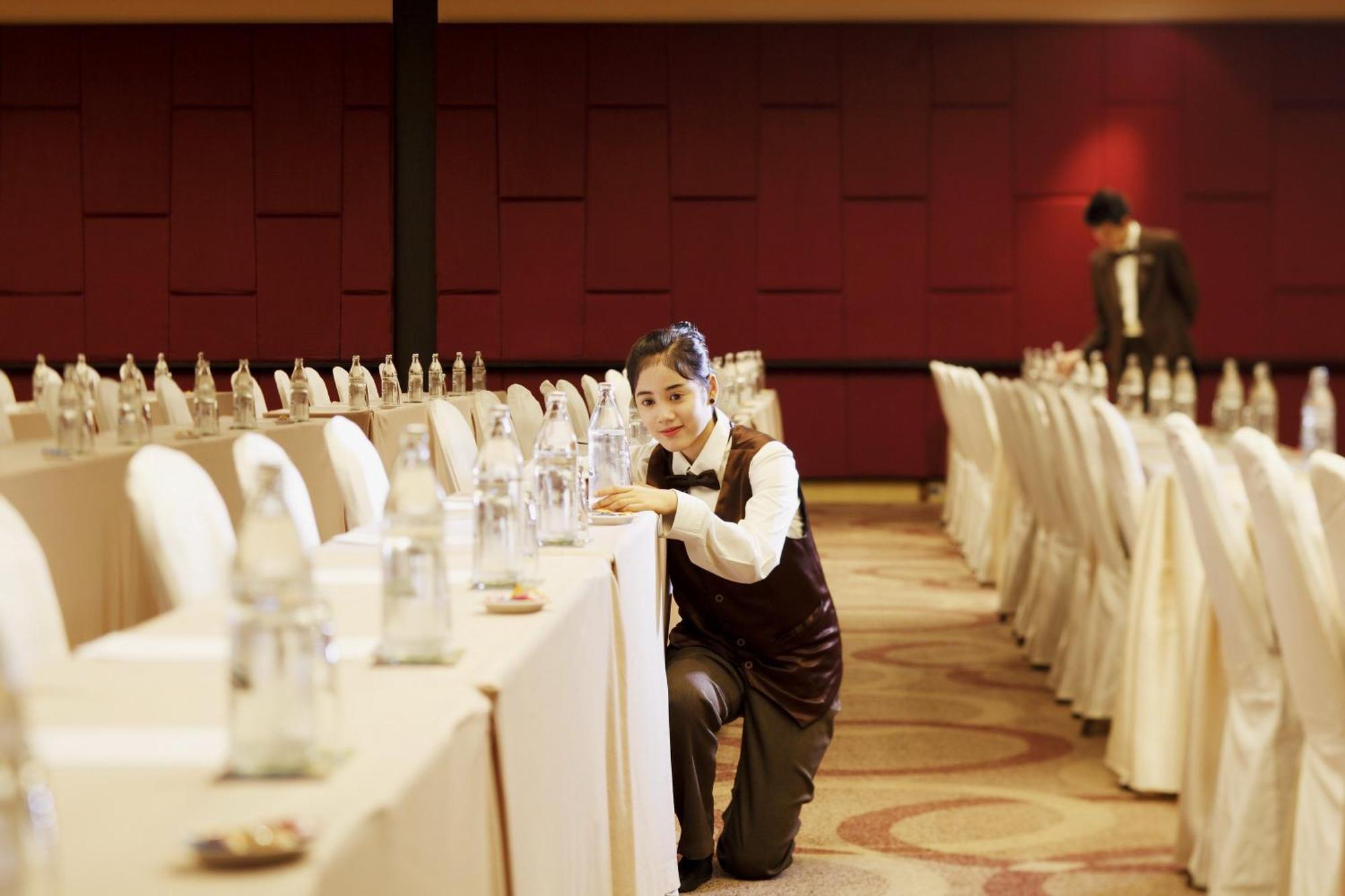 Centara Grand At Centralworld Μπανγκόκ Εξωτερικό φωτογραφία A hotel employee sets up a meeting room