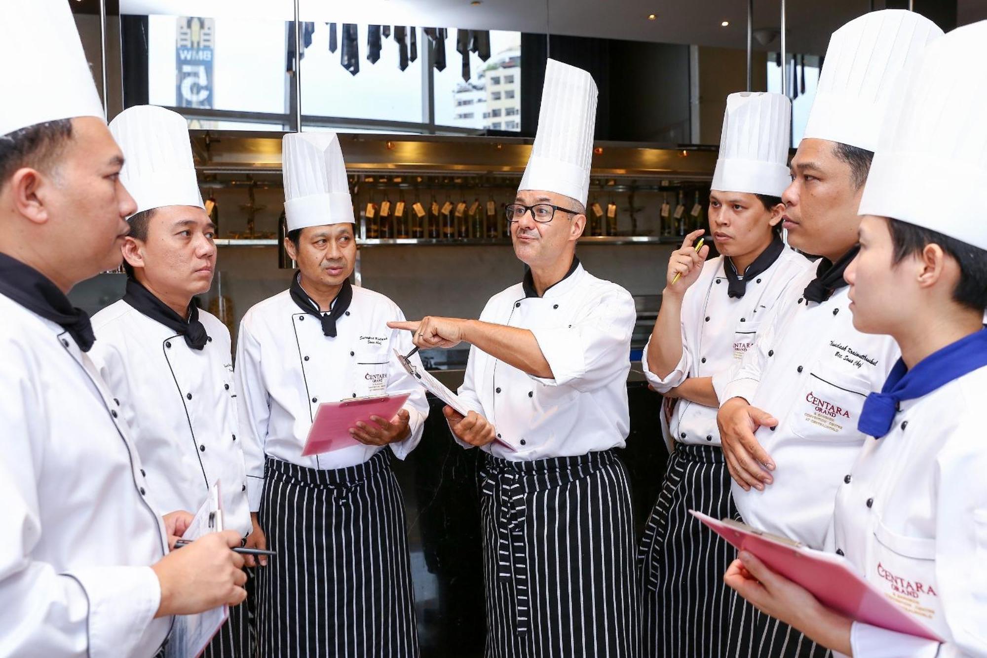 Centara Grand At Centralworld Μπανγκόκ Εξωτερικό φωτογραφία Culinary students at the Asian Culinary Center