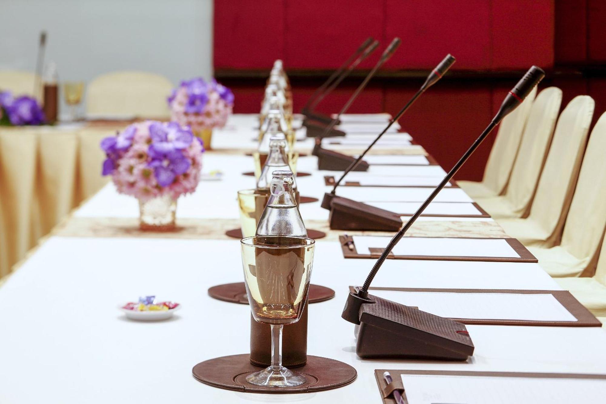 Centara Grand At Centralworld Μπανγκόκ Εξωτερικό φωτογραφία A table microphone