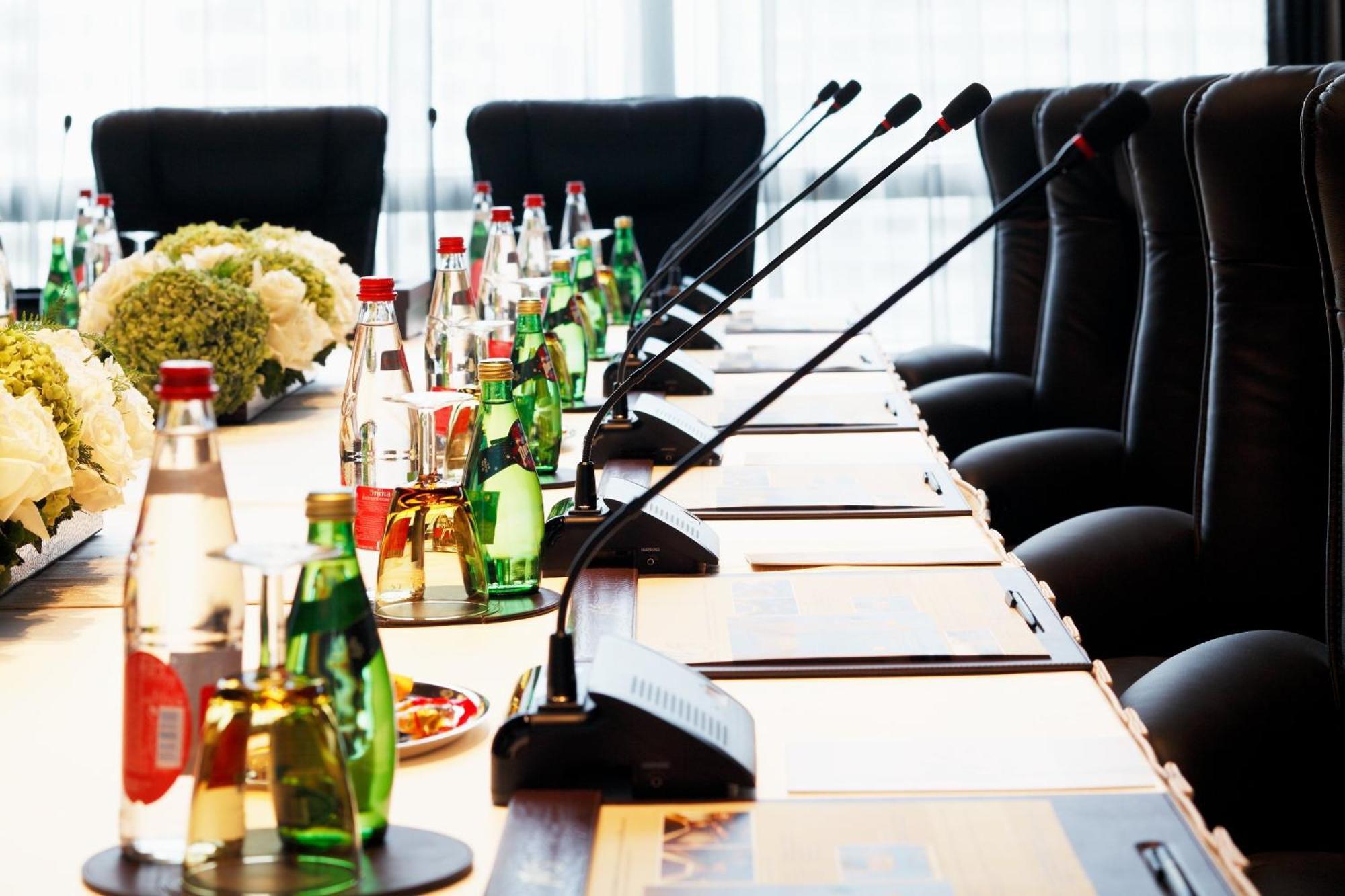 Centara Grand At Centralworld Μπανγκόκ Εξωτερικό φωτογραφία A conference table with microphones