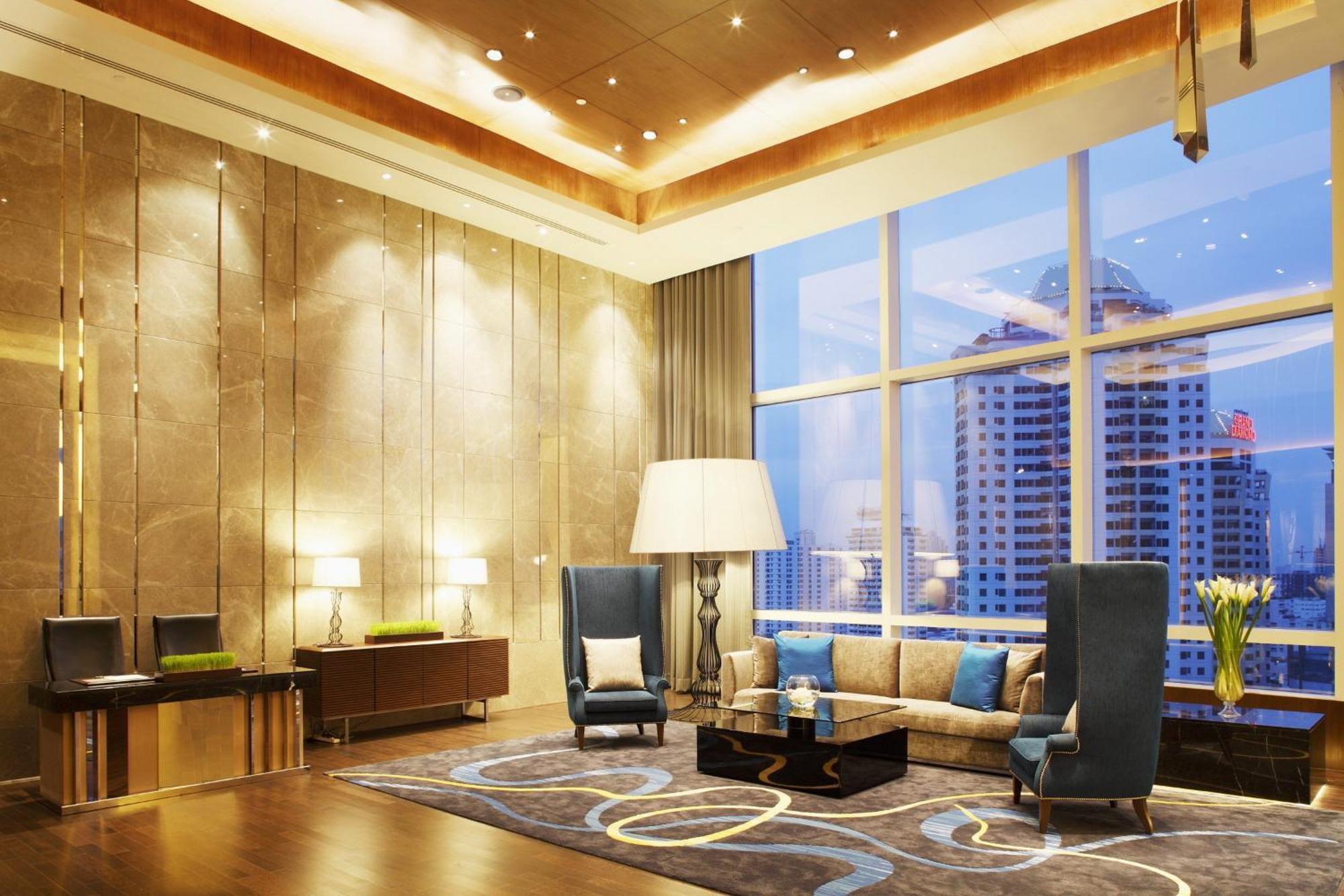 Centara Grand At Centralworld Μπανγκόκ Εξωτερικό φωτογραφία The living room of a typical suite