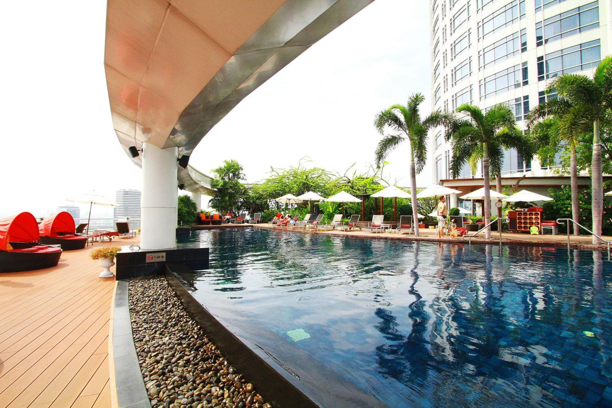 Centara Grand At Centralworld Μπανγκόκ Εξωτερικό φωτογραφία The pool at the hotel